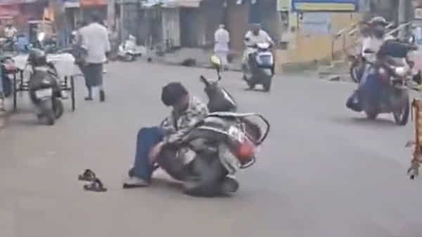 Viral Video: నన్ను ఎవడు ఆపేది.. నడిరోడ్డుపై రెస్ట్ తీసుకుంటున్న మందుబాబు !