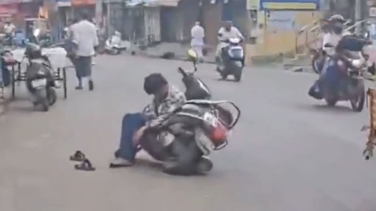 Viral Video: నన్ను ఎవడు ఆపేది.. న‌డిరోడ్డుపై రెస్ట్ తీసుకుంటున్న మందుబాబు !