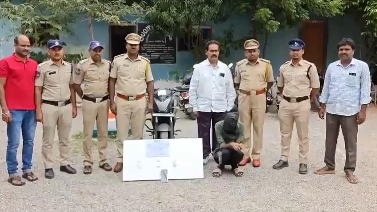 Hyderabad News: సాఫ్ట్వేర్ ఉద్యోగిగా లైఫ్ స్టార్ట్ చేసి.. డ్రగ్స్ పెడ్లర్గా మారాడు.. కట్చేస్తే… Hyderabad News: సాఫ్ట్వేర్ ఉద్యోగిగా లైఫ్ స్టార్ట్ చేసి.. డ్రగ్స్ పెడ్లర్గా మారాడు.. కట్చేస్తే…