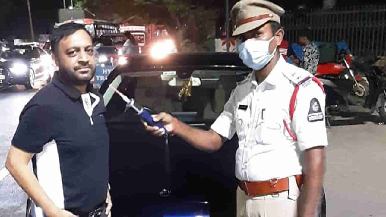 Hyderabad: డ్రంక్ అండ్ డ్రైవ్ టెస్ట్‌లో దొరికి పోలీసులకు మస్కా కొట్టి పరారయిన మందుబాబు
