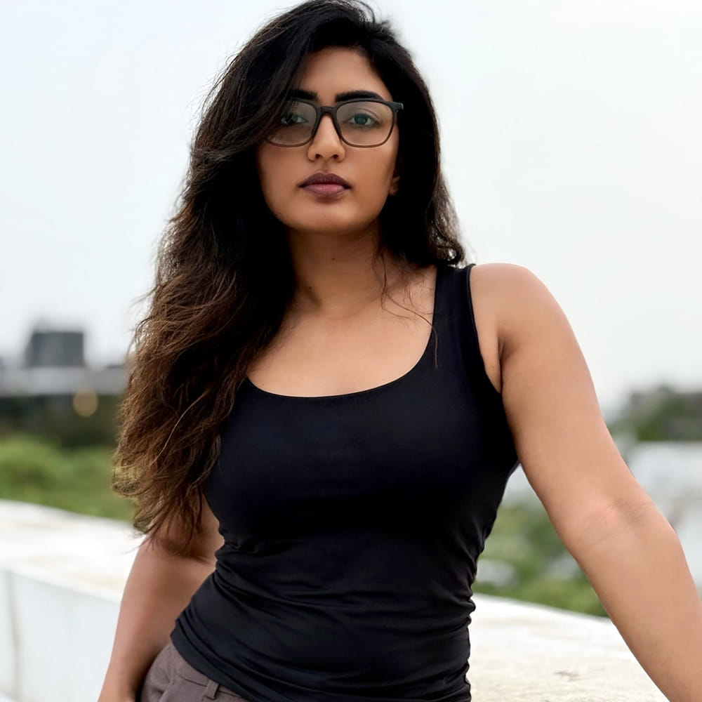 తాజాగా కొన్ని ఫోటోలు వదిలింది ఈ చిన్నది. స్టైలిష్ డ్రస్ లో క్రేజీ ఫోటోలు షేర్ చేసింది. ఈ ఫొటోల్లో తన అందాలతో ఆకట్టుకుంటుంది. ఈ ఫోటోలకు కుర్రాళ్ళు క్రేజీ కామెంట్స్ చేస్తున్నారు.