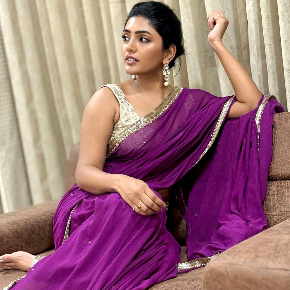 ఇక ఈ బ్యూటీ చాలా సినిమాలో సెకండ్ హీరోయిన్ గా.. స్పెషల్ రోల్స్ లో నటించి మెప్పించింది. అలాగే పలు వెబ్ సిరీస్ లోనూ నటించింది. త్రీ రోజెస్ సినిమాలో కొంచం బోల్డ్ పాత్రలో నటించి మెప్పించింది ఈషా రెబ్బ.