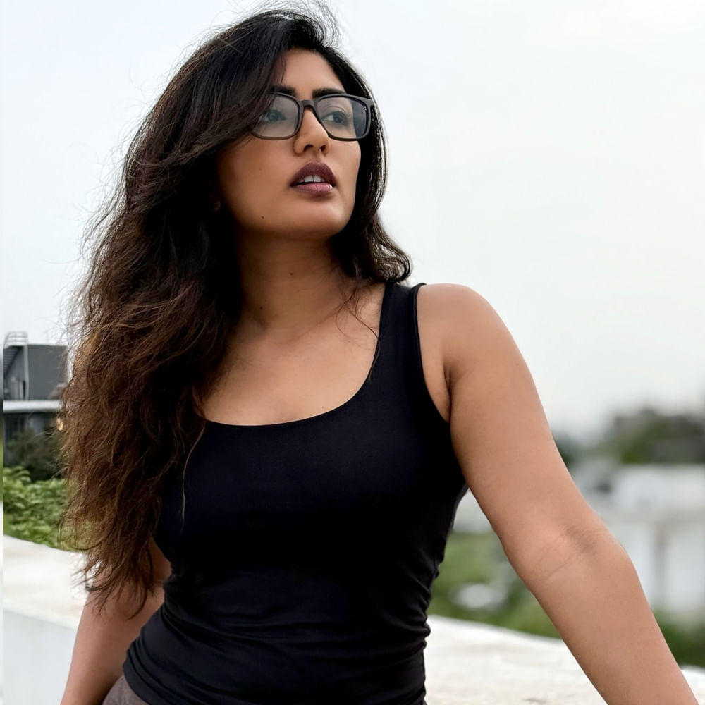 ఇక ఈ చిన్నది సోషల్ మీడియాలో రెగ్యులర్ గా ఫోటోలు షేర్ చేస్తూ తన అభిమానులను మెప్పిస్తుంది ఈషా రెబ్బ. ఓవైపు చీరకట్టులో ప్రేక్షకులను అలరిస్తూ.. మరోవైపు మోడ్రన్ డ్రస్ లో హాట్ హాట్ ఫోజులు ఇస్తూ ఆకట్టుకుంటుంది.