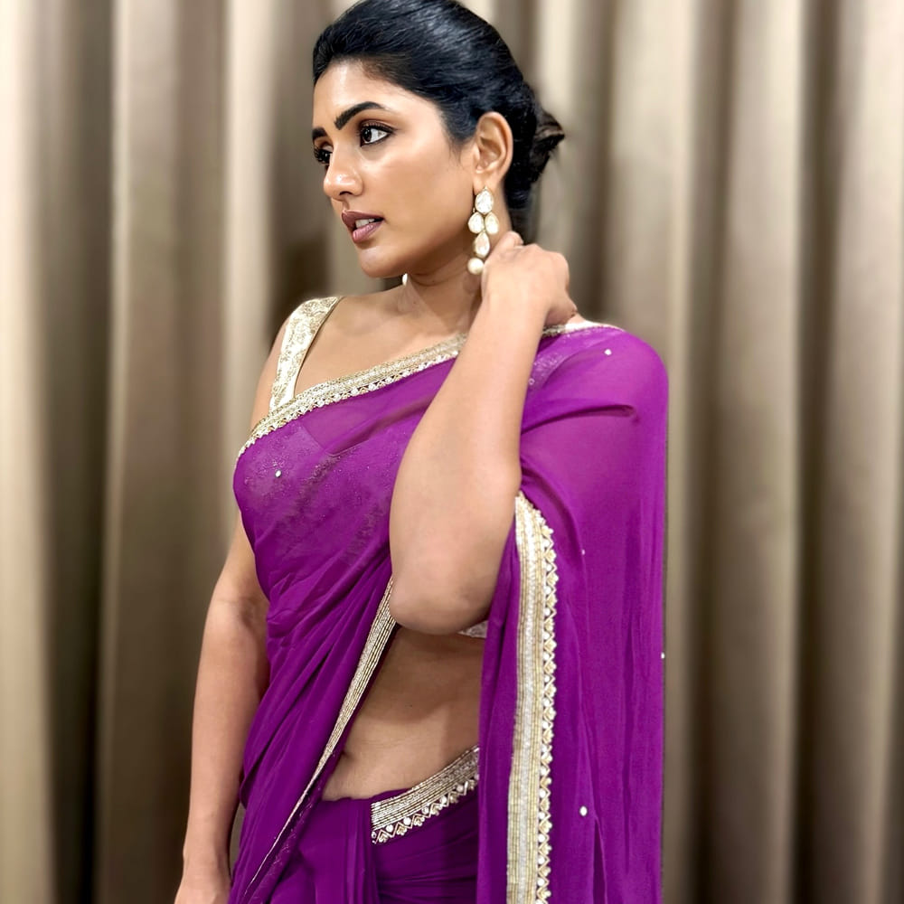 ఈషా రెబ్బ హీరోయిన్ గా సక్సెస్ కాలేక పోయినా.. సెకండ్ హీరోయిన్ గా మాత్రం మంచి గుర్తింపు తెచ్చుకుంది. ఎన్టీఆర్ హీరోగా నటించిన అరవింద సమేత సినిమాలో హీరోయిన్ సిస్టర్ గా నటించి మెప్పించింది ఈషా రెబ్బ.