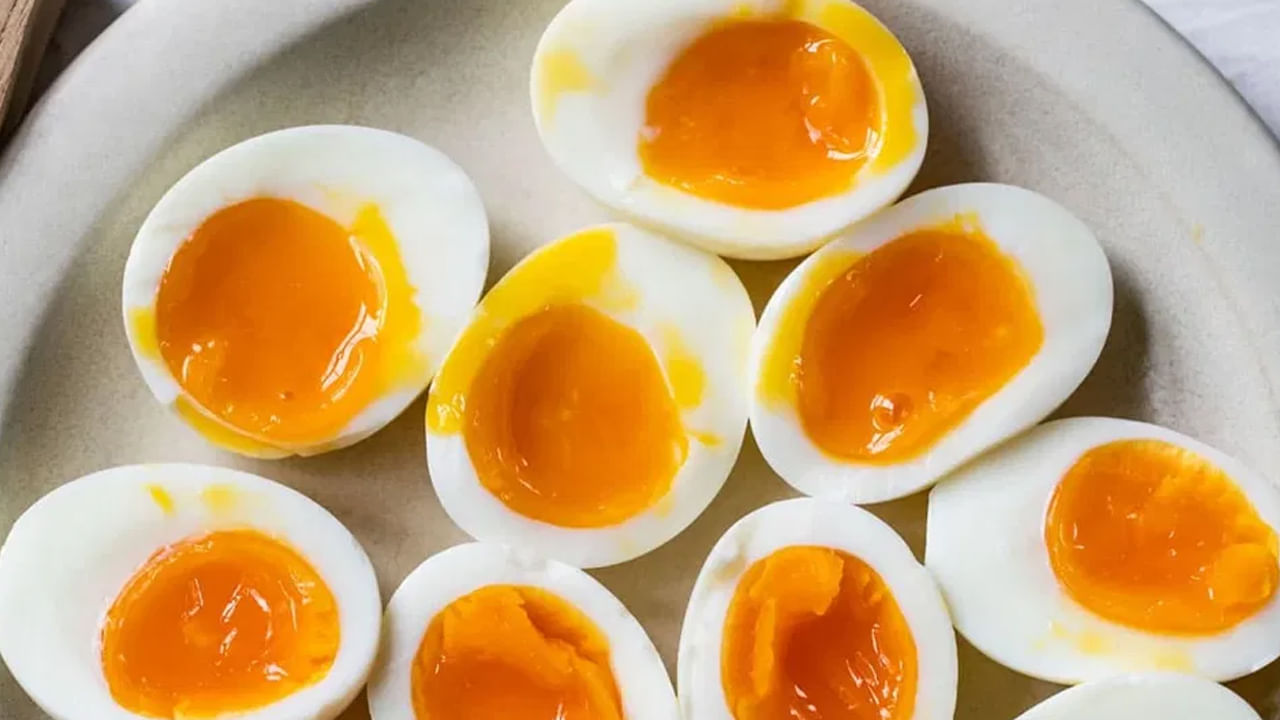 సైన్స్ను పక్కనపెడితే.. భారతీయులు మాత్రం గుడ్డును మాంసాహారంగా పరిగణిస్తారు. అందుకే శాఖాహారులు వీటిని తినరు. సైన్స్ కోణం నుంచి చూస్తే.. గుడ్లు 2 రకాలు. ఫలదీకరణం గుడ్లు, ఫలదీకరణం చేయని గుడ్లు. మొదటి రకం గుడ్డులోంచి కోడి పిల్ల బయటకు వస్తుంది. ఇక రెండో రకం గుడ్డు కేవలం ఆహారం కోసం ఉపయోగించే గుడ్లు. అంటే వీటి నుంచి కోడి పల్లలు బయటికిరావు.