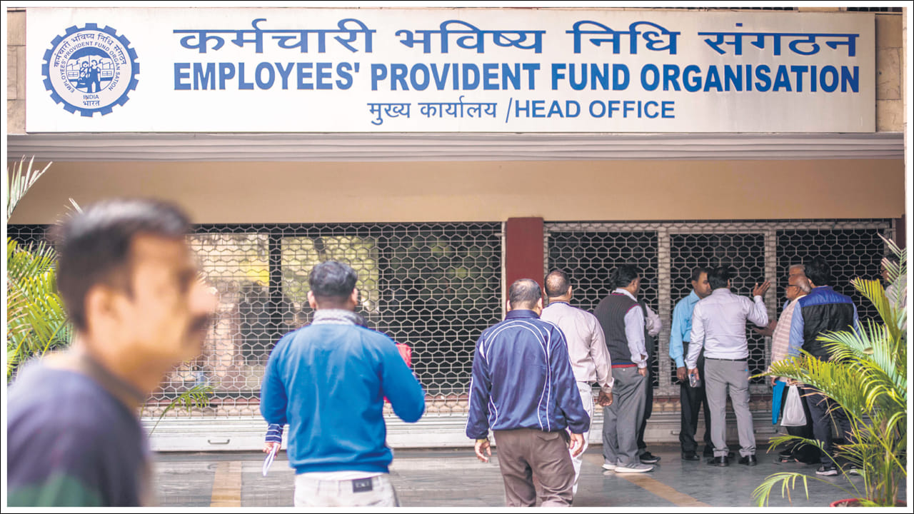 మొబైల్ నంబర్‌ను ఎలా అప్‌డేట్ చేయాలి?: ఈ ప్రక్రియను ఈపీఎఫ్‌వో ​​అధికారిక వెబ్‌సైట్‌ను సందర్శించడం ద్వారా చేయవచ్చు. ముందుగా సభ్యుడు తన యూనివర్సల్ అకౌంట్ నంబర్ (UAN), పాస్‌వర్డ్, క్యాప్చా కోడ్ సహాయంతో లాగిన్ అవ్వాలి. దీని తర్వాత మేనేజ్ ట్యాబ్‌కి వెళ్లి, కాంటాక్ట్ డీటెయిల్స్ ఆప్షన్‌ను ఎంచుకోండి. ఇక్కడ, కొత్త మొబైల్ నంబర్‌ను రెండుసార్లు నమోదు చేసిన తర్వాత, గెట్ ఆథరైజేషన్ పిన్‌పై క్లిక్ చేయండి. మీ కొత్త నంబర్‌కు 4-అంకెల పిన్‌ వస్తుంది. దానిని నమోదు చేసిన తర్వాత మీరు మార్పులను సేవ్ చేయిపై క్లిక్ చేయాలి. దీని తర్వాత మొబైల్ నంబర్ అప్‌డేట్ నిర్ధారణ ఈపీఎఫ్‌వో ​​ద్వారా SMS ద్వారా అందుతుంది.