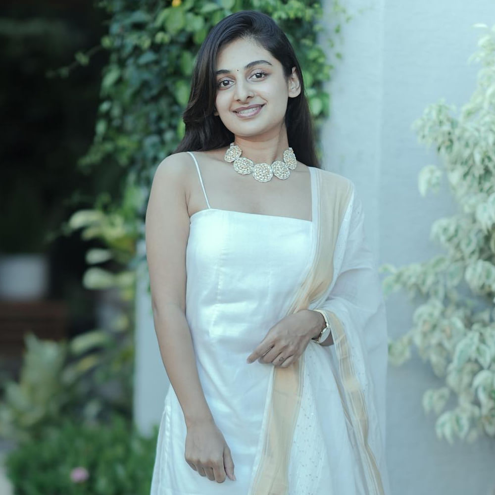 Ester Anil. Looks
