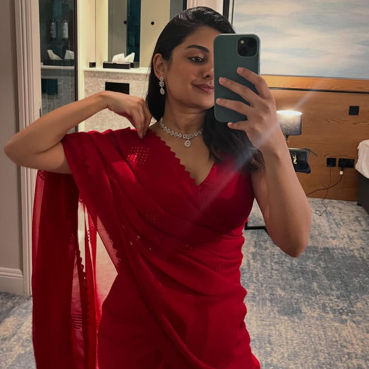 పైన ఫోటోలో కనిపిస్తున్న చైల్డ్ ఆర్టిస్టు ఎవరో గుర్తుపట్టారా.. ? ఒకప్పుడు తెలుగు, మలయాళం భాషలలో అనేక చిత్రాల్లో నటించి మెప్పించింది. ఇప్పుడు గ్లామర్ ఫోటోలతో సోషల్ మీడియాలో రచ్చ చేస్తుంది. ఇంతకీ ఈ భామ ఎవరంటే.. 