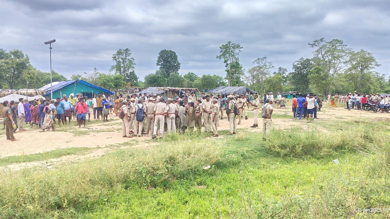 Telangana: ఏటూరునాగారం రిజర్వ్ ఫారెస్ట్లో హై టెన్షన్.. అటవీశాఖ అధికారులపైకి తిరగబడ్డ గిరిజనులు!