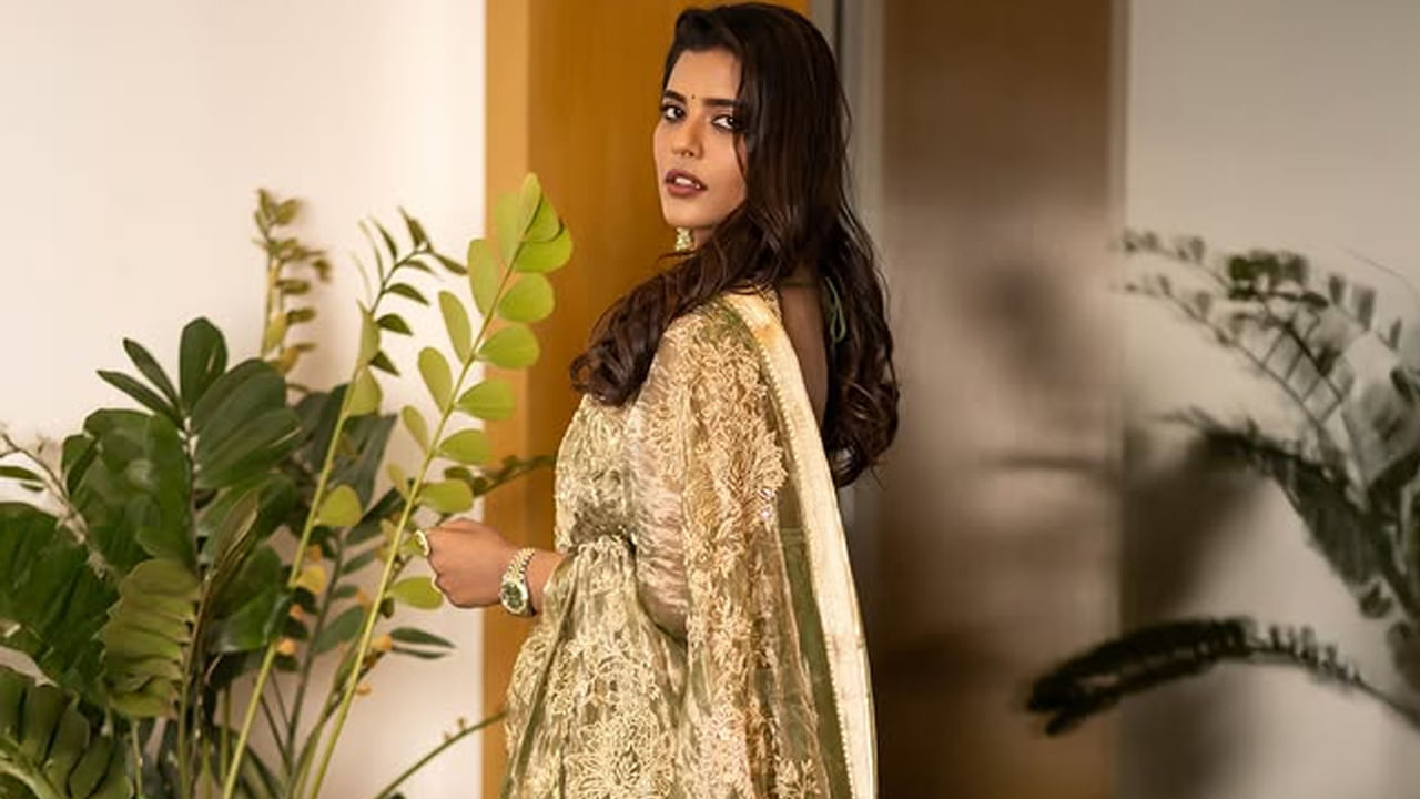 ఈ ఏడాది పండక్కి ప్రేక్షకుల ముందుకి వచ్చిన సంక్రాంతికి వస్తున్నాం సినిమాతో తెలుగులో మరో బ్లాక్ బస్టర్ అందుకుంది ఈ వయ్యారి. ప్రస్తుతం కరుప్పర్ నగరం,  మోహన్ దాస్, తీయవర్ కులైగల్ నడుంగ అనే తమిళ సినిమాలతో పాటు ఉత్తరాఖండ అనే ఓ కన్నడ సినిమాలో నటిస్తుంది.