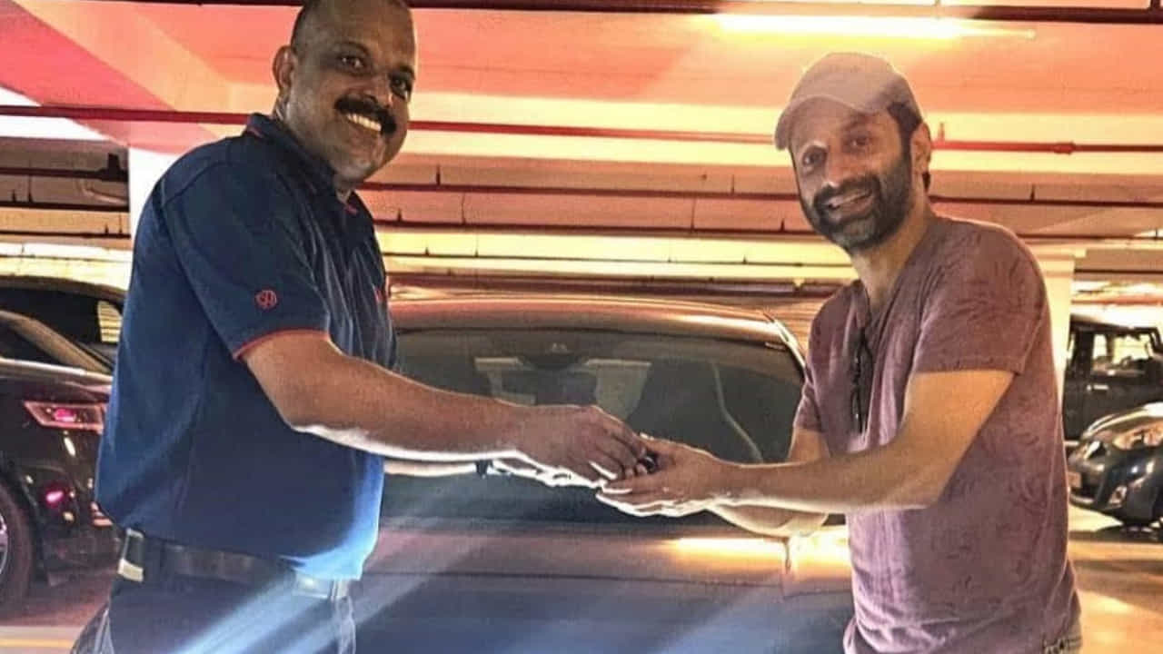 అలాగే ఈ కారులో అద్భుతమైన బ్రేకింగ్ సిస్టమ్, ఇంటీరియర్, భద్రతా వ్యవస్థలు, ముఖ్యంగా వేడి-వెంటిలేటెడ్ సీట్లు ఉన్నాయి.వోక్స్‌వ్యాగన్ గోల్ఫ్ GTI కంటే చాలా ఖరీదైన కార్లు ఫహద్ ఫాసిల్ ఇంట్లో ఉన్నాయి. రెండు కోట్ల విలువైన ఫెరారీ 911 సెర్రెరా, ఐదు కోట్ల విలువైన మెర్సిడెస్ బెంజ్ G63 AMG, నాలుగున్నర కోట్ల విలువైన లంబోర్గిని ఉరుస్, ల్యాండ్ రోవర్ డిఫెండర్ ఉన్నాయి. 