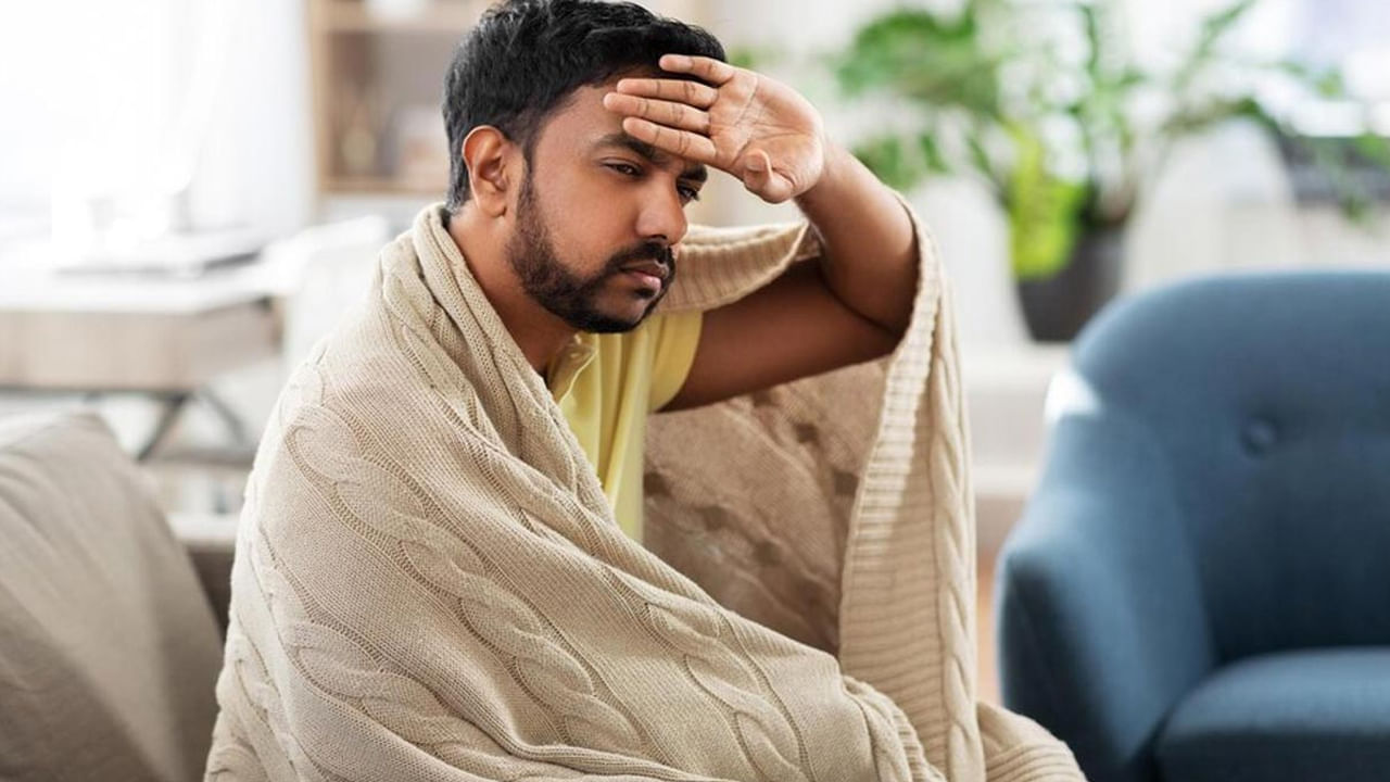 జ్వరం వచ్చినప్పుడు శరీరం చాలా వేడిగా ఉంటుంది. మరీ ముఖ్యంగా నొదట, ఛాతిపై ,మెడ భాగంలో చాలా వేడిగా ఉంటుంది. అందువలన ఈ సమయంలో కాటన్ క్లాత్ తీసుకొని చల్లటి నీటిలో పెట్టి ఆ వస్త్రాన్ని వేడి ఉన్న ప్రదేశంలో చిన్నగా మసాజ్ చేయాలి. దీని వలన జ్వరం తగ్గే అవకాశం ఉంటుంది