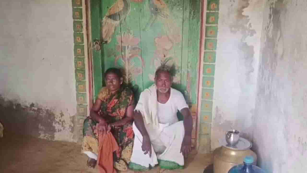 ప్రైవేట్ పైనాన్స్ రికవరీ ఏజెంట్ల దాష్టీకం.. అవ్వా తాతలను గెంటేసి.. ఇంటికి తాళం!