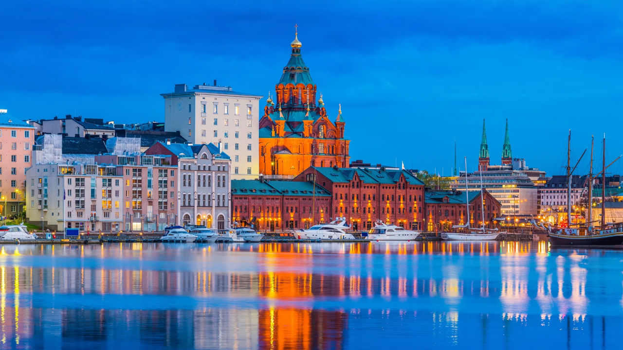 ఫిన్లాండ్‌: అంద‌మైన స‌ర‌స్సులు, ద్వీపాల‌కు పెట్టింది పేరైన ఫిన్లాండ్‌ లోనూ సూర్యుడు ప్రకాశిస్తూనే ఉంటాడు. ఈ దేశంలో ఎండాకాలంలో 70 రోజుల పాటు సూర్యుడు అస‌లు అస్త‌మించ‌డు. అర్ధ‌రాత్రి కూడా ప‌ట్ట‌ప‌గ‌ల్లాగే ఉండటం అక్కడ విశేషం. అయితే చలికాలంలో మాత్రం అక్కడ అస‌లు సూర్యుడి జాడే క‌నిపించ‌దు.