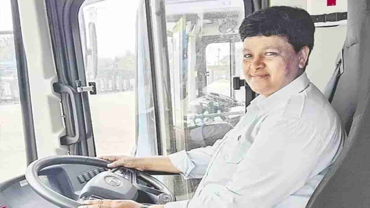 Telangana: మెరిసిన గిరిజన తేజం.. తొలి మహిళా ఆర్టీసీ డ్రైవర్‌గా రికార్డ్..!