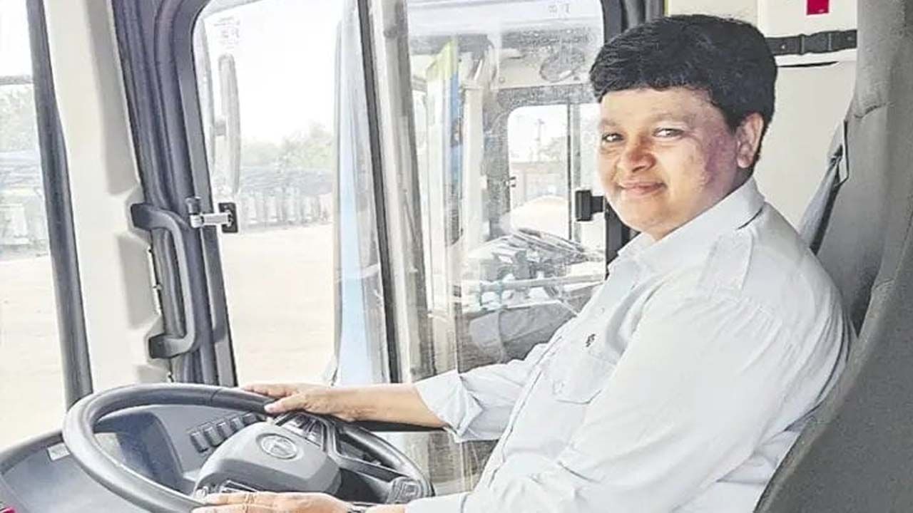 Telangana: మెరిసిన గిరిజన తేజం.. తొలి మహిళా ఆర్టీసీ డ్రైవర్‌గా రికార్డ్..!