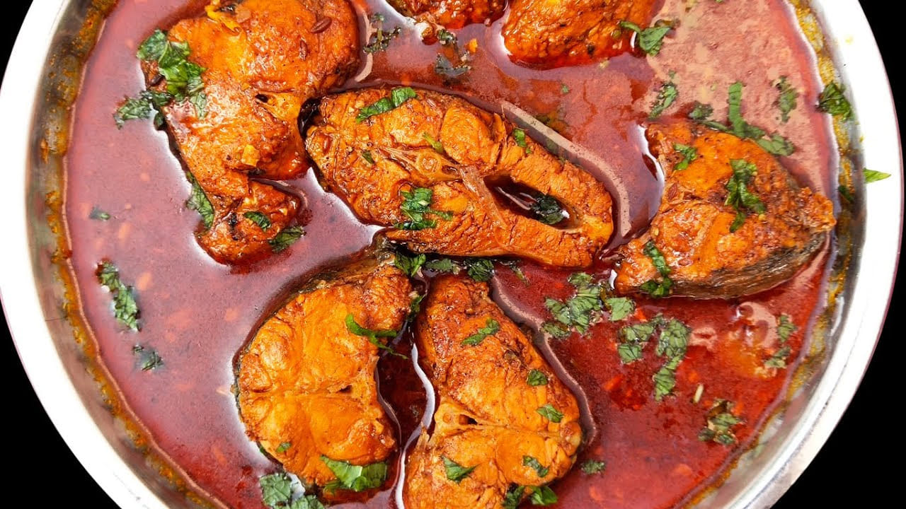 ఇక మృగశిర కార్తె వస్తే చేపల మార్కెట్లు కిక్కిరిసిపోతాయి. అంతే కాకుండా పత్రి ఇంట్లో నుంచి చేపల వాసనల గుమ గుమలు వాడ వాడల్లో సందడి చేస్తుంటాయి. అయితే మనం ఇప్పుడు మృగశిర కార్తె రోజు వండుకొని చేపల పులుసు ఎలా చేయాలి. అంతే కాకుండా ఒక్కసారి తింటే ఆ రుచి మర్చి పోకుండా ఉండాలంటే? చేపల కర్రీ ఎలా వండితే టేస్ట్ అదిరిపోతుందో ఇప్పుడు చూద్దాం.