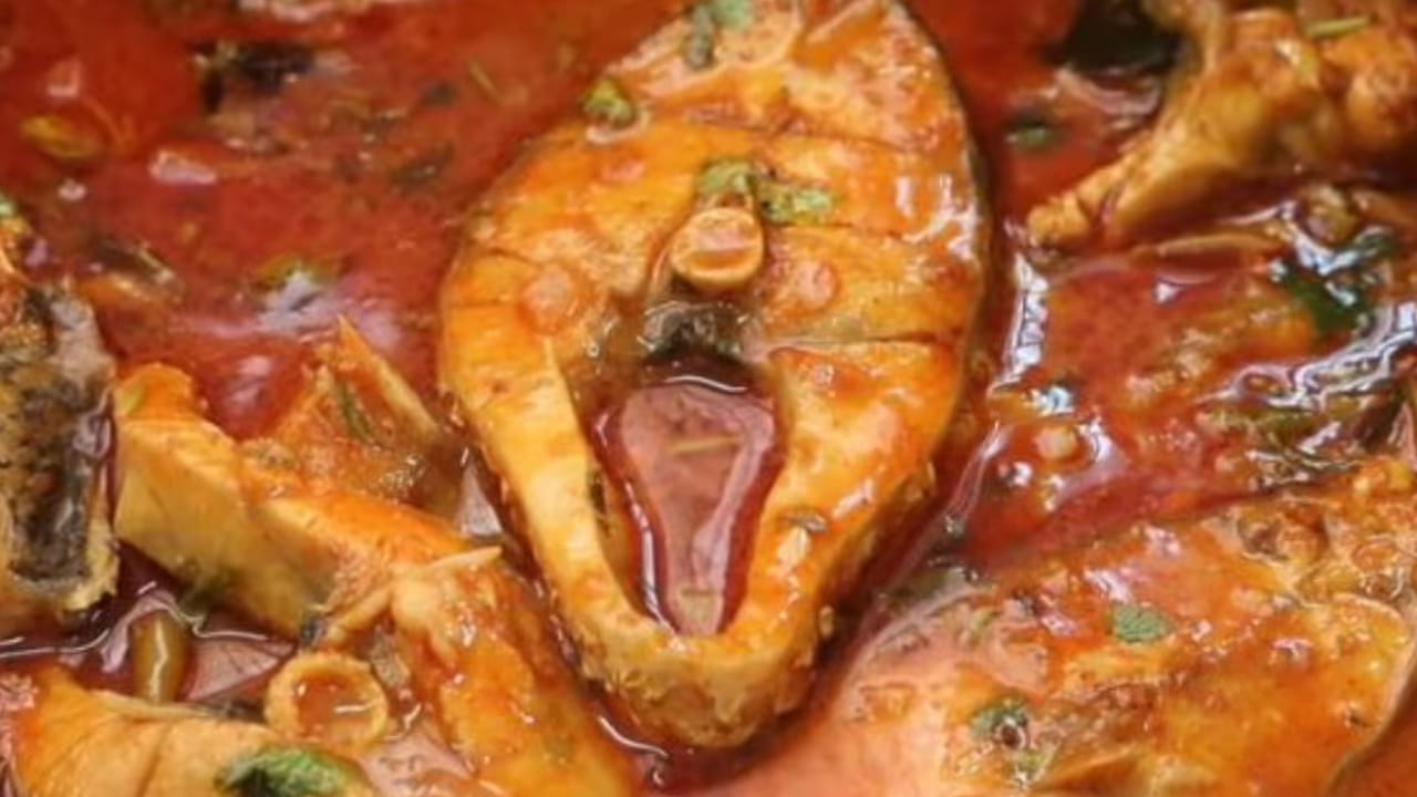 చేపల పులుసుకు కావాల్సిన పదార్థాలు : కేజీ చేపలు, ఉప్పు, రుచికి సరిపడ, కారం, 3 టీస్పూన్స్, పసుపు చిటికెడు, ఉల్లిపాయలు, అల్లం పేస్ట్ , చింత పండి నిమ్మకాయ సైజు, నూనె, కరివేపాకు, మెంతిపొడి,ధనియాల పొడి, కొత్తిమీర తరుగు, కాచిన ఉల్లిపాయ పేస్ట్, జీలకర్ర, దాల్చిన చెక్క, ఆవాలు టీస్పూన్, వెల్లల్లి రెబ్బలు నాలుగు.