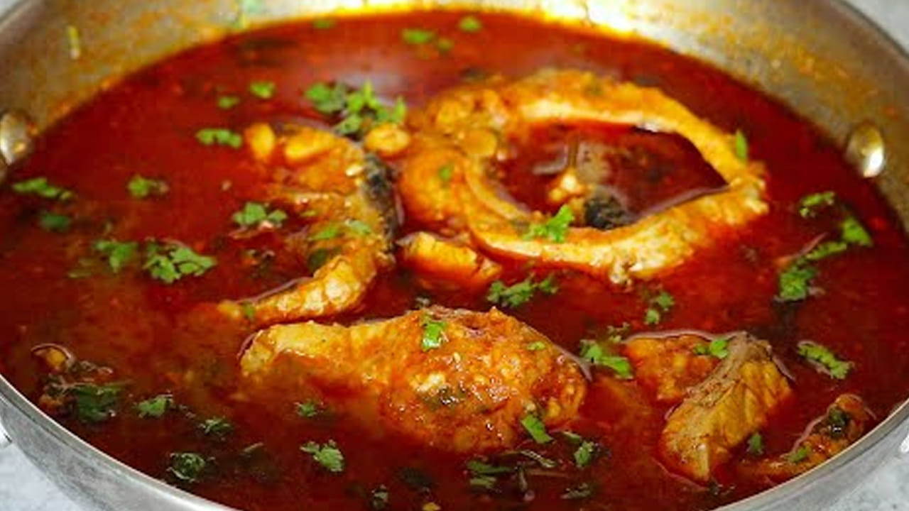 ముందుగా స్టవ్ ఆన్ చేసి, పాన్ పెట్టేయాలి. తర్వాత నూనె పోసి, జీలకర్ర, ఆవాలు, దాల్చిన చెక్క, వెల్లుల్లి రెబ్బలు, కరివేపాకు, వంటివి పోపు వేసుకోవాలి, తర్వాత చింత పండు రసం, వేయాలి. ఇక 15 నిమిషాల పాటు చింత పండు రసం మరిగేలా చూసుకోవాలి.