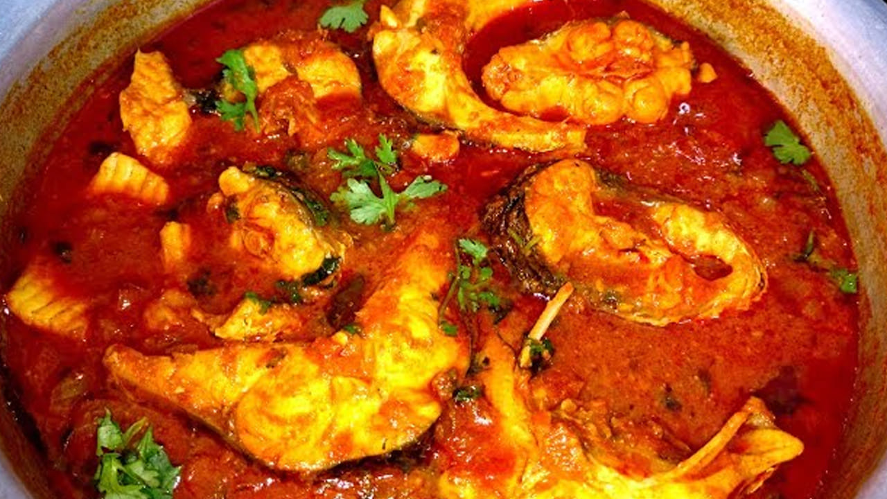 తర్వాత కారం, ఉప్పు వేసుకొని మరికొద్ది సేపు మరిగించుకోవాలి. ఆ తర్వాత చేప ముక్కలపై కాస్త కారం, ఉప్పు, మసాల చల్లుకొని,10 నిమిషాలు పక్కన పెట్టుకోవాలి. వాటిని ఆ మరుగుతున్న చింత పండు రసంలో వేసుకోవాలి. తర్వాత మెంతిపొడి, ధనియాల పొడి వేసుకోవాలి.