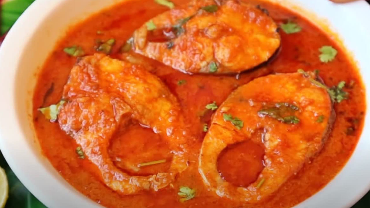 ఆ తర్వాత మరో 10 నిమిషాల పాటు చేపలు ఉడికి, రసం చిక్కగా వచ్చే వరకు మరగ బెట్టాలి. తర్వాత మసాల, కొత్తి మీర తరుగు వేయాలి. అంతే వేడి వేడి చేపల పులుసు రెడీ. మరీ మీరు కూడా ఓ సారి ట్రై చేసి, రుచి ఎలా ఉందో చెప్పండి.