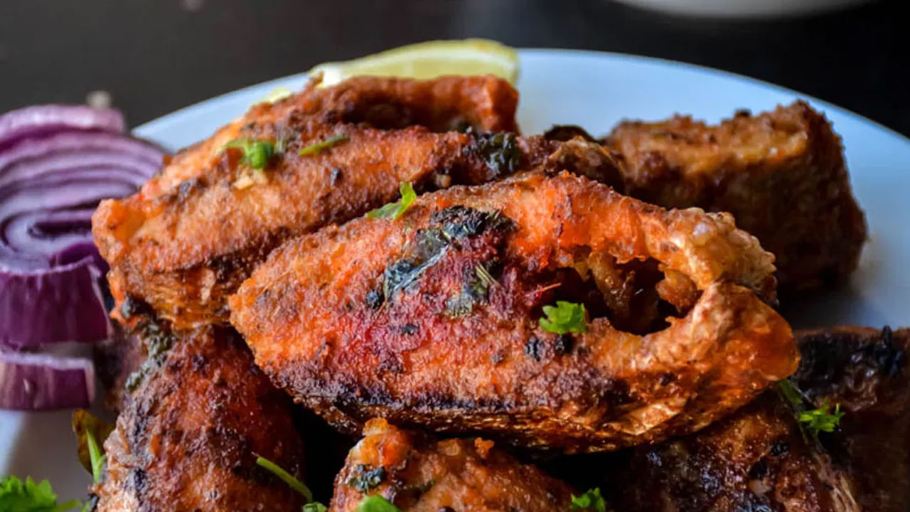   ఫిష్ ఫ్రైకి కావ‌ల్సిన ప‌దార్థాలు:  వేపుడుకి కావల్సిన చేప ముక్కలు: 6 కోడి గుడ్డు : ఒకటి, గరం మసాలా పొడి: అర టీ స్పూన్, జీలకర్ర పొడి : ఒక టీ స్పూన్ అల్లం వెల్లుల్లి పేస్ట్: కార్న్ ప్లోర్ : టీ స్పూన్ కారం : టీ స్పున్ పసుపు: పావు టీ స్పూన్, నిమ్మర‌సం : 2 టీ స్పూన్స్, ఉప్పు : రుచికి సరిపడా త‌రిగిన కొత్తిమీర త‌రిగిన క‌రివేపాకు నూనె: వేయించడానికి సరిపడా