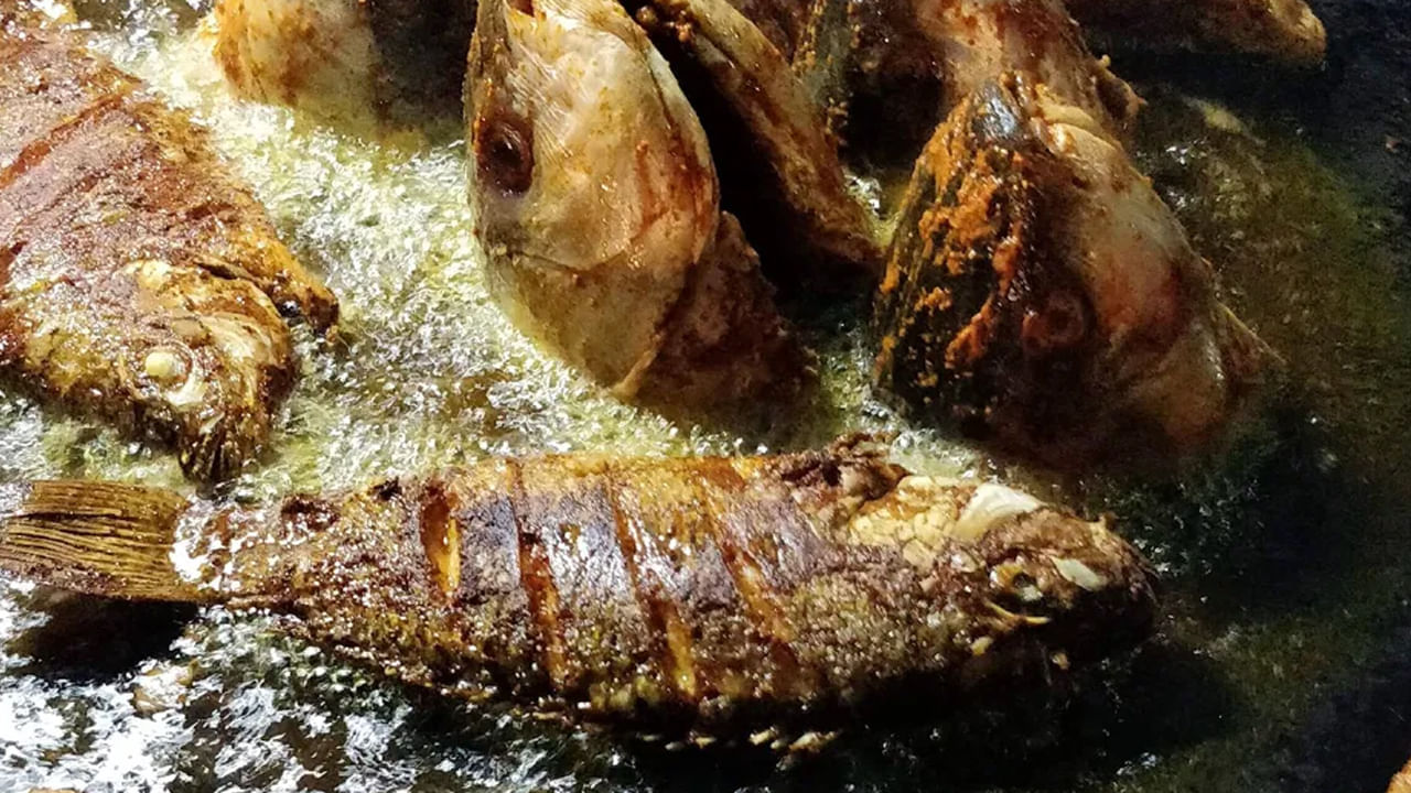 ముందుగా మీరు తీసుకొని వచ్చిని తాజా చేప ముక్కలను శుభ్రంగా క‌డిగి నిమ్మరసం, ఉప్పు,పసుపు వేసి కొంచెం సేపు పక్కకు పెట్టాలి. తర్వాత కార్న్ ప్లోర్, అల్లం వెల్లుల్లి పేస్ట్, కారం, జీలకర్ర,గరం మసాలా, కొత్తిమీర, కర్వేపాకు వేసి చేపల ముక్కలకు పట్టే విధంగా కొని ఫ్రిజ్ లో పెట్టుకోవాలి.