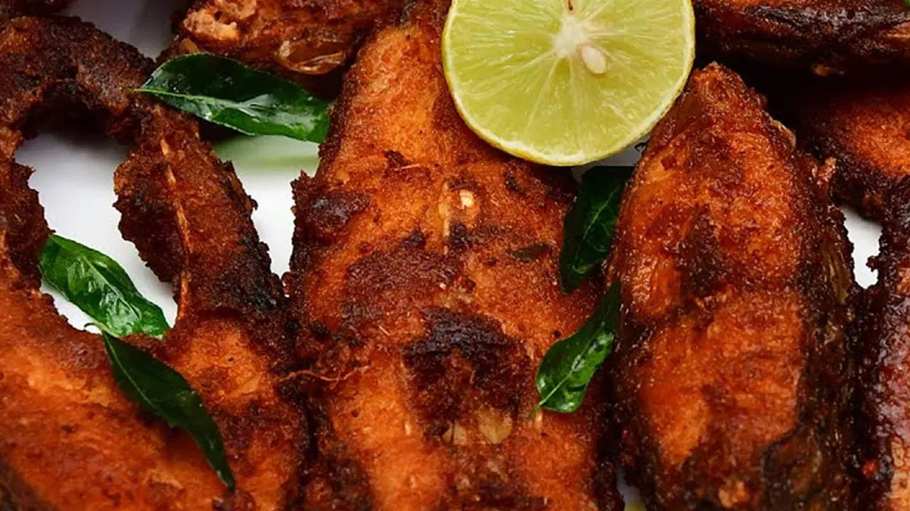  అంతే టేస్టీ టేస్టీగా ఉండే చేపల వేపుడు రెడీ.. గార్నిష్ కోసం క్వాలిసిన వారు జీడిపప్పు వేయించుకుని పెట్టుకోవచ్చు. దీనికి నచ్చిన చట్నీ లేదా ఏదైన స్పైసి సైడ్ తో సర్వ్ చేసుకోండి చాలు. మీకు ఇది నచ్చుతుంది. 