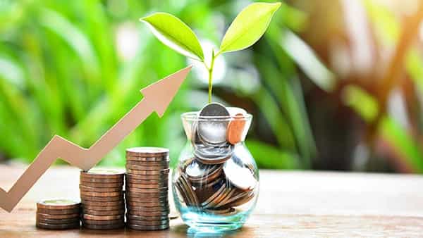 FD Interest Rates: కస్టమర్లకు ఆ బ్యాంకుల షాక్.. ఎఫ్డీలపై భారీగా వడ్డీ రేట్ల తగ్గింపు