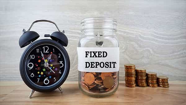 Fixed Deposits: ఎఫ్డీ చేయాలనుకునే వారికి షాక్.. త్వరలో వడ్డీ రేట్ల తగ్గింపు?