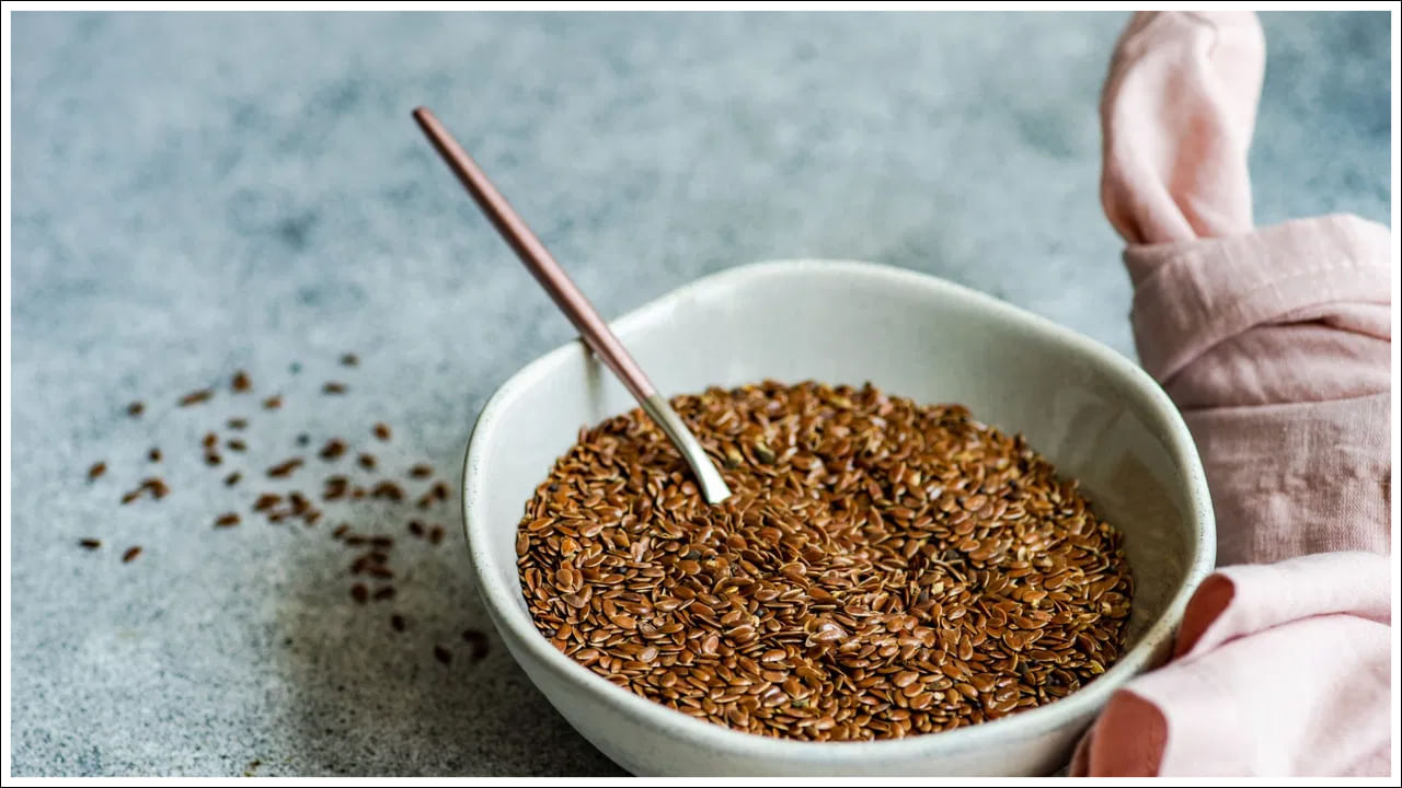 మహిళలు తమ ఆహారంలో ఒక టేబుల్ స్పూన్ అవిసె గింజలను క్రమం తప్పకుండా చేర్చుకోవాల్సిన అవసరం గురించి డైటీషియన్ రిచా దోషి ఏమి చెబుతున్నారో చూద్దాం. హార్మోన్ల మార్పులు మహిళలు ఎదుర్కొనే ప్రధాన సమస్యలలో ఒకటి. ఇది మీలో క్రమరహిత పీరియడ్స్, మూడ్ స్వింగ్స్, రోజువారీ కార్యకలాపాలతో సహా సమస్యలను కలిగిస్తుంది.