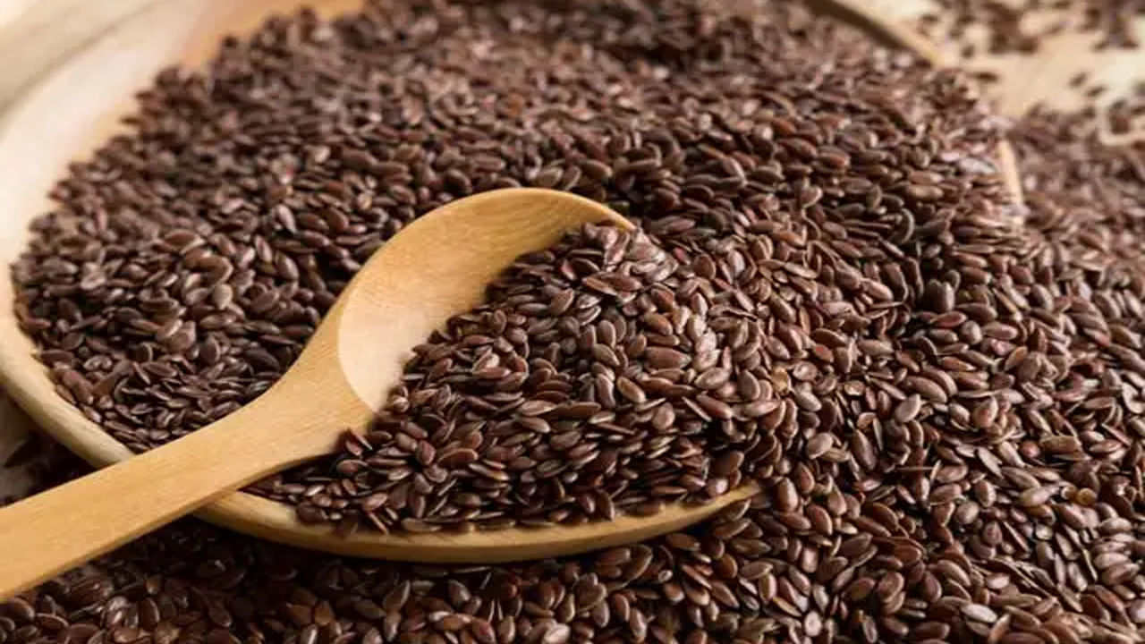 ముఖ్యంగా ఋతు చక్రాల సమయంలో హార్మోన్ల మార్పుల వల్ల స్త్రీలలో జీర్ణ సమస్యలు సర్వసాధారణం. అవిసె గింజలు కరిగే, కరగని ఫైబర్ సహజ మూలం. ఇది పేగు ఆరోగ్యాన్ని మెరుగుపరచడానికి ఒక గొప్ప మార్గం. మలబద్ధకాన్ని తగ్గించడానికి, మీ జీర్ణవ్యవస్థ సజావుగా పనిచేయడానికి మీ ఆహారంలో ఒక టేబుల్ స్పూన్ అవిసె గింజలను చేర్చుకోవడం మర్చిపోవద్దు.