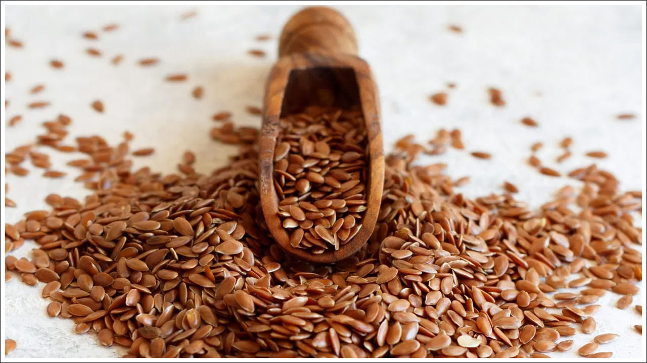 అవిసె గింజలు గుండె ఆరోగ్యాన్ని కాపాడుకోవడంలో చాలా ప్రయోజనకరంగా ఉంటాయి. వయసు పెరిగే కొద్దీ కొలెస్ట్రాల్ స్థాయిలను అదుపులో ఉంచుకోవడం చాలా ముఖ్యం. అవిసె గింజల్లో ఫైబర్, ఒమేగా-3 కొవ్వు ఆమ్లాలు పుష్కలంగా ఉంటాయి. ఈ రెండూ చెడు కొలెస్ట్రాల్ను తగ్గించడంలో, రక్త ప్రసరణను మెరుగుపరచడంలో సహాయపడతాయి. అందుకే మీ ఆహారంలో అవిసె గింజలను జోడించడానికి సంకోచించకండి.