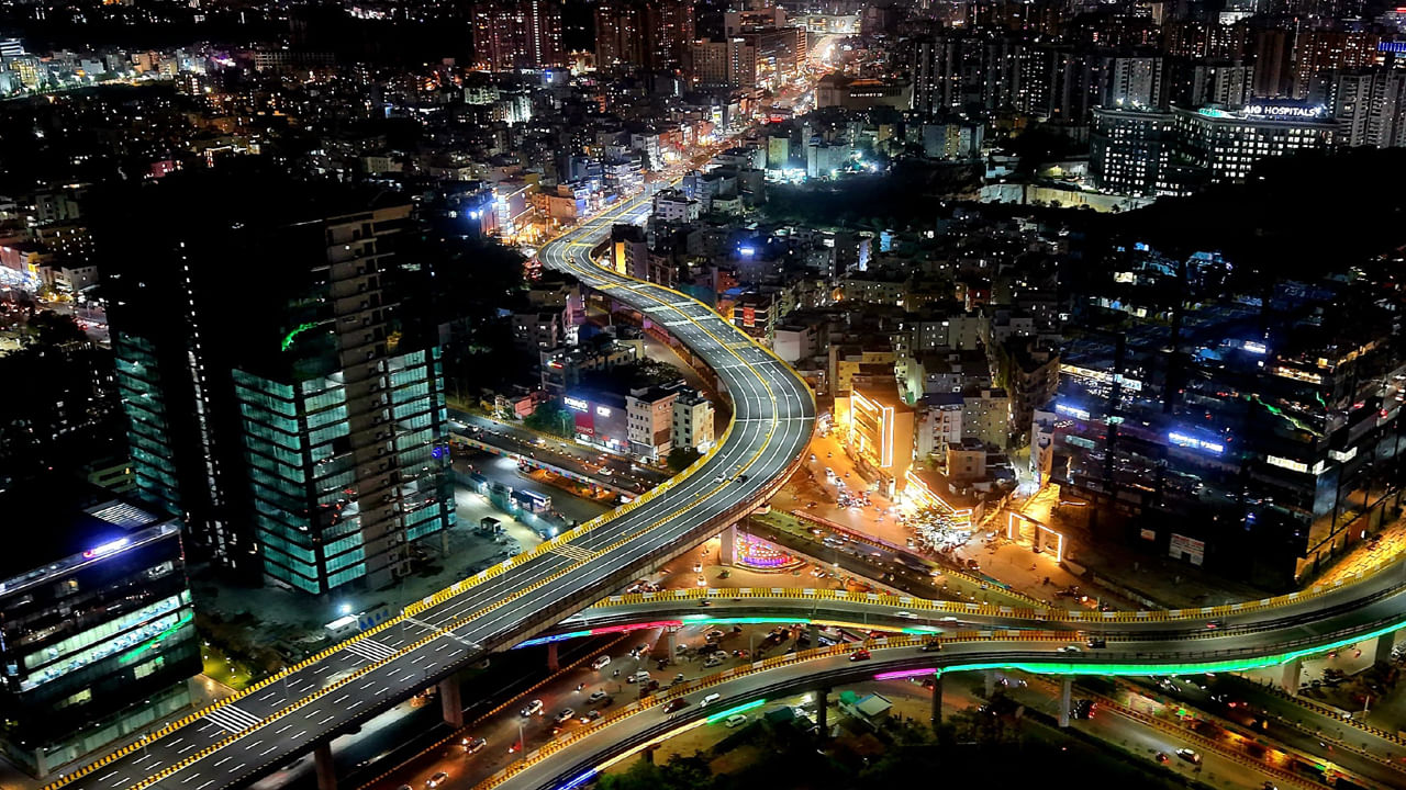 ఔటర్ రింగ్ రోడ్డు నుంచి కొండాపూర్ వరకు చేపట్టిన పిజెఆర్ ఫ్లై ఓవర్ శనివారం ముఖ్యమంత్రి రేవంత్ రెడ్డి ప్రారంభించనున్నారు. ఈ ఫ్లైఓవర్ అందుబాటులోకి వస్తే.. హైదరాబాద్ ప్రజలకు.. ముఖ్యంగా ఐటీ కారిడార్‌లో ప్రయాణించేవారికి ఎంతో ప్రయోజనం చేకూరుతుంది. ఈ ఫ్లైఓవర్‌తో గచ్చిబౌలి జంక్షన్ వద్ద ట్రాఫిక్ రద్దీ గణనీయంగా తగ్గడమే కాదు.. ప్రయాణ సమయం కూడా ఆదా అవుతుంది.