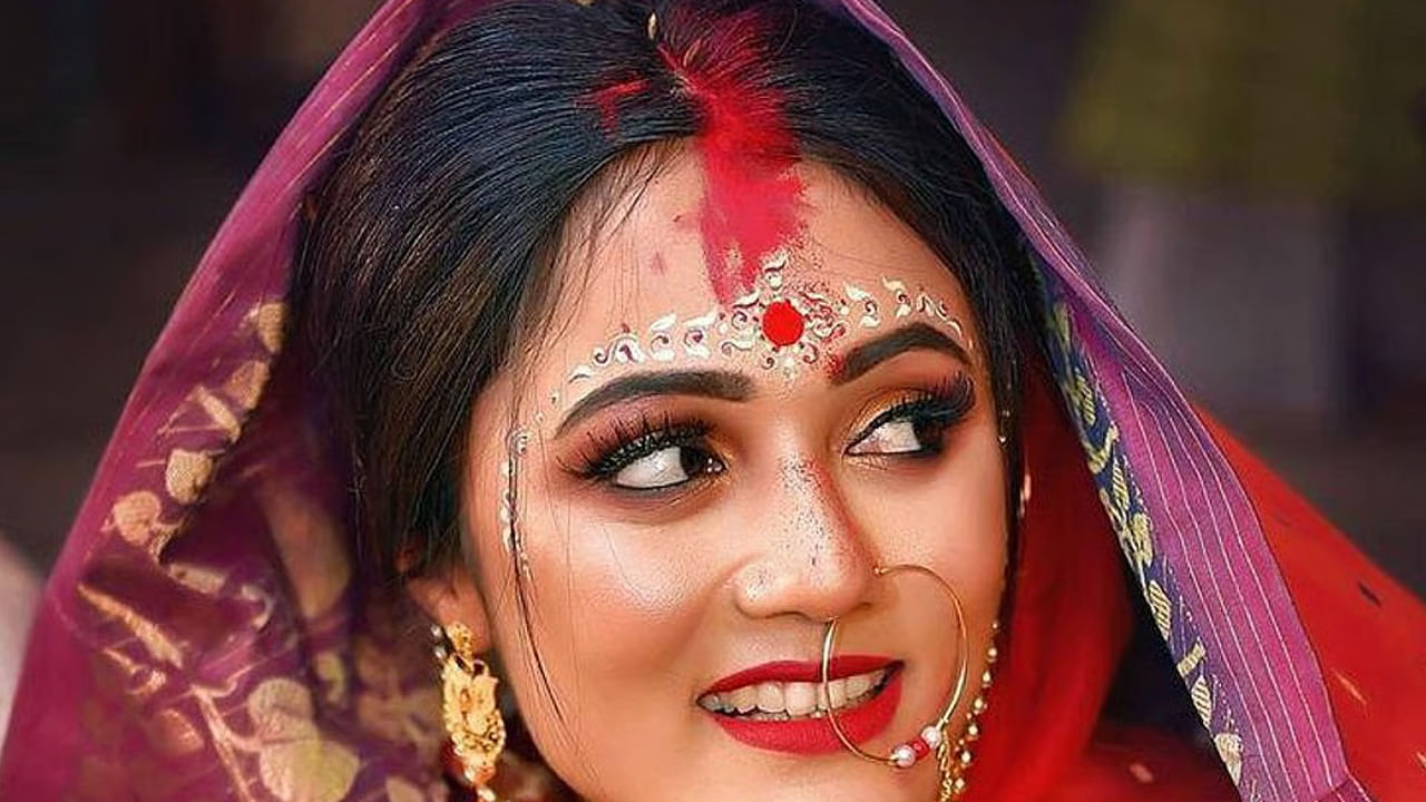 కనుబొమ్మల మధ్య ప్రాంతం ఒక ప్రధాన పీడన బిందువు. ఇక్కడ బొట్టు పెడితే రక్త ప్రసరణ పెరిగి నరాల ప్రేరణను మెరుగుపరుస్తుంది. నుదిటిపై తరుచు బొట్టు పెట్టుకోవడం వల్ల స్త్రీ, పురుషులు ఇద్దరికి నరాల సమస్యలు రావని శాస్త్రం చెబుతుంది.