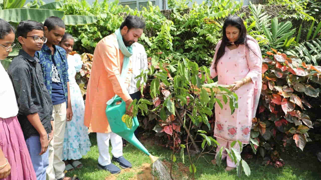 Kishan Reddy: పర్యావరణ దినోత్సవ వేళ పదో తరగతి టాపర్లతో కలిసి మొక్కలు నాటిన కిషన్ రెడ్డి