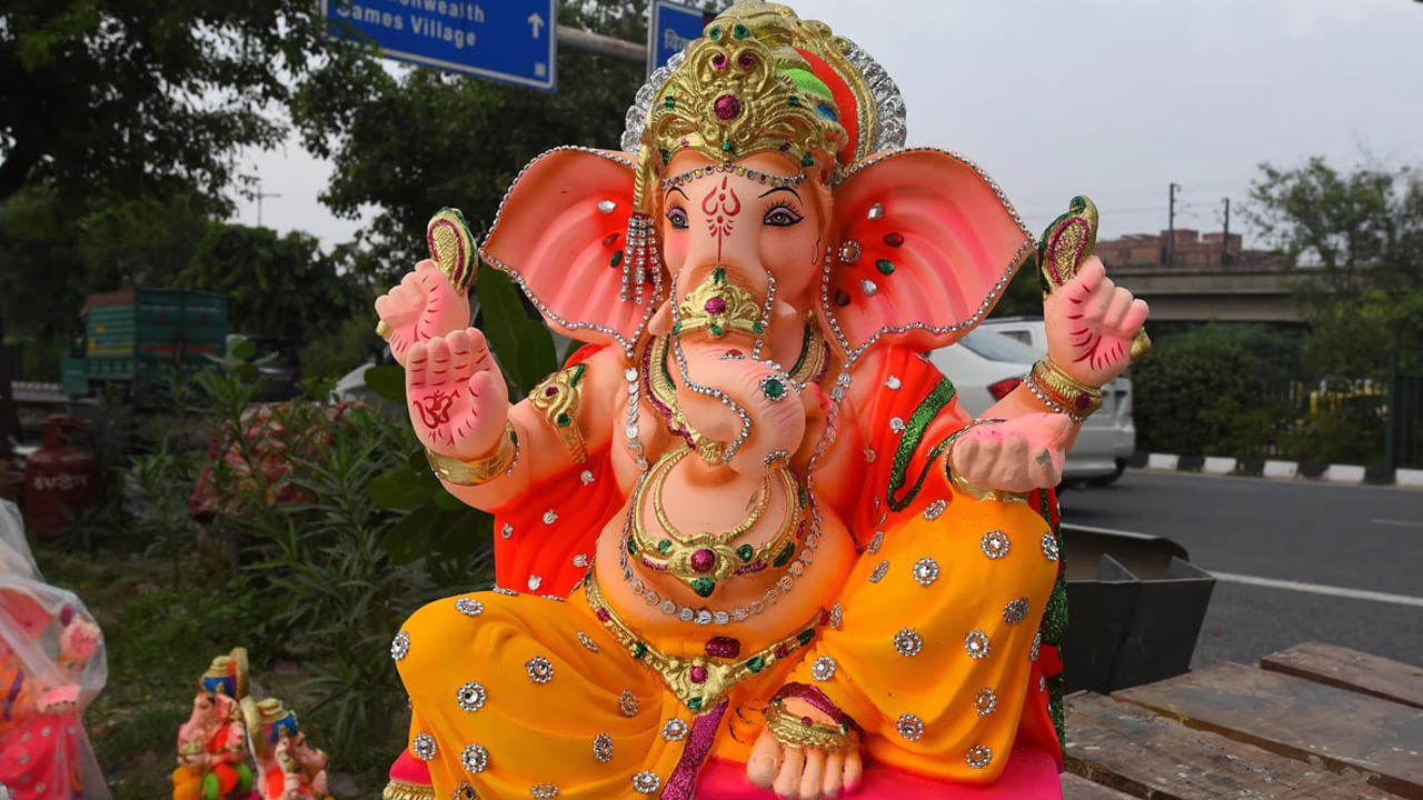 15వ శతాబ్దంలో ‘మోరియా గోసాని’ అనే సాధువు మహారాష్ట్రలోని పుణెకు 21 కిలో మీటర్ల దూరంలో చించ్‎వాడి అనే గ్రామంలో నివాసం ఉండేవాడు. ఆయన ప్రతి రోజూ గణపతిని పూజించేందుకు చించ్ వాడి నుంచి నడుచుకుంటూ మోరే గావ్ అనే ఊరు  వెళ్లేవాడు.