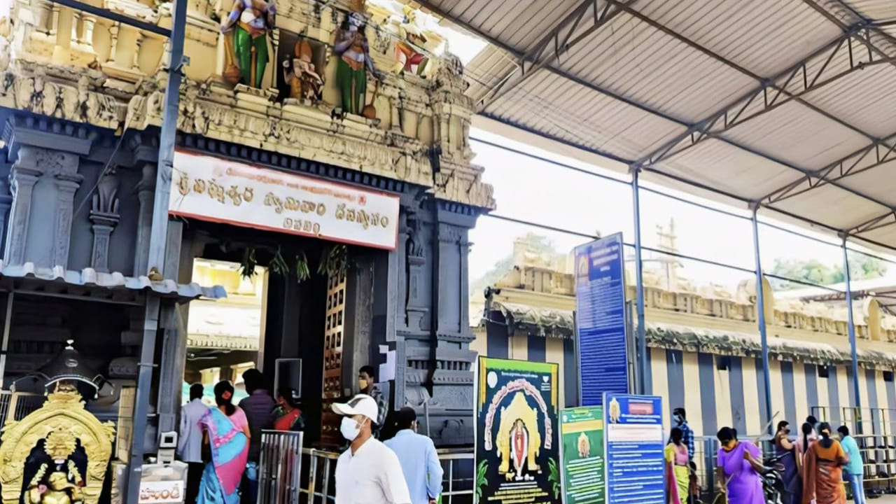 ఈ ఆలయం చరిత్ర, పురాణ కథతో ముడిపడి ఉంది. ఇక్కడ స్వామివారి స్వయంభువుగా వేలిసిన మొదటి క్షేత్రం అని విశ్వాసం. పురాణ ఇతిహాసం ప్రకారం రెండు కథలు ప్రచారంలో ఉన్నాయి.  ఒకటి దక్ష ప్రజాపతి దక్ష యజ్ఞాన్ని ప్రారంభించడానికి ముందు ఇక్కడ వినాకుడికి పూజలు జరిపాడని విశ్వసించబడుతుంది. ఇది కృతయుగానికి చెందినదిగా భావిస్తారు. వ్యాస మహర్షి దక్షిణ యాత్ర ప్రారంభానికి ముందు గణపతికి పూజలు చేసేందుకు కోరగా వినాయకుడు స్వయంగా ఇక్కడ విగ్రహ రూపంలో వెలిశాడని.. అప్పుడు ఆ విగ్రహాన్ని వ్యాస మహర్షి ప్రతిష్టించాడని.. దేవతలు ఆలయాన్ని నిర్మించారు అని చెబుతారు. కాలక్రమంలో ఈ ఆలయన్ని ఈ ప్రాంతాన్ని పాలించే తూర్పు చాళుక్యుల నుంచి నేటి పెద్దాపురం సంస్ధానాధీశుల వరకు ఎందరో ఆలయ పునరుద్ధరణ చేశారు. 