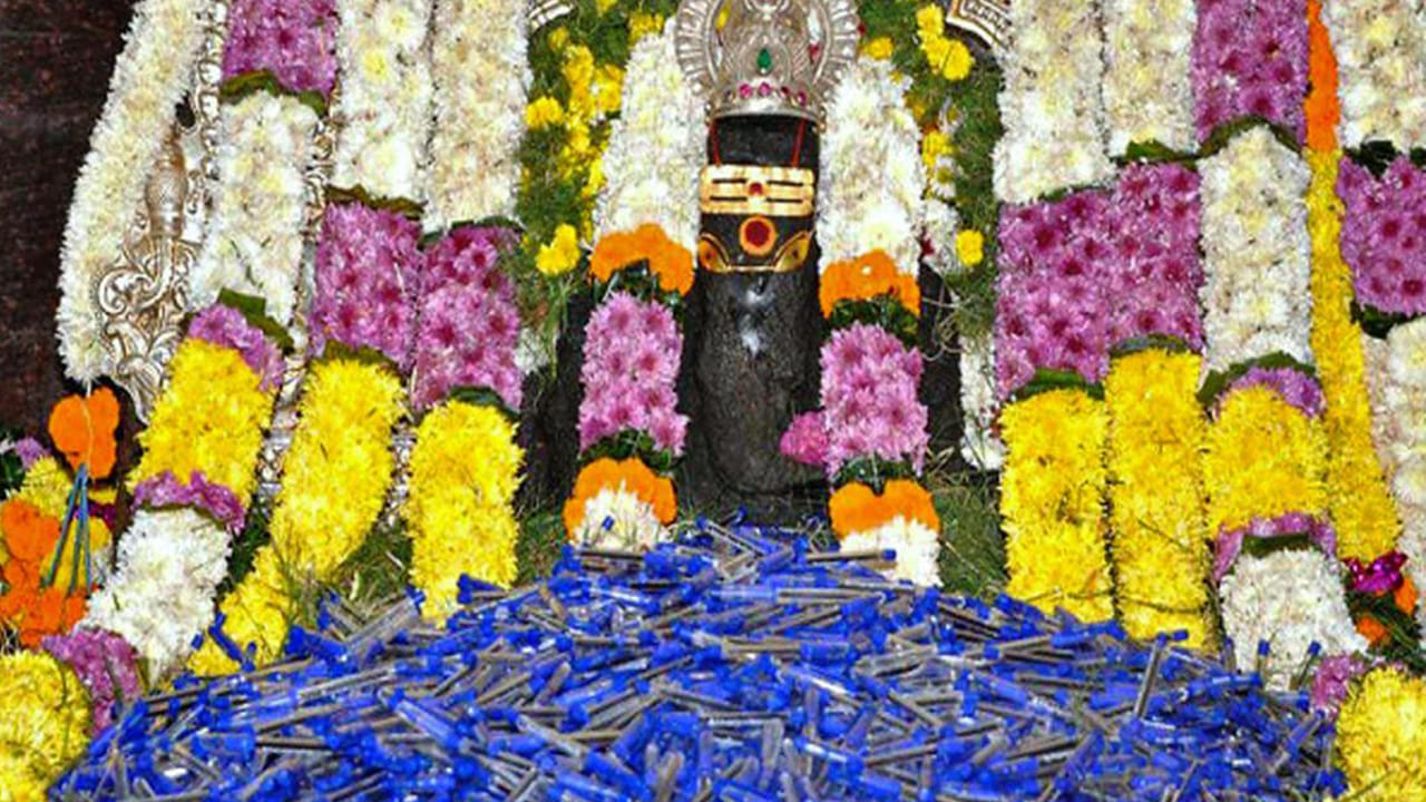 విద్యార్ధుల చదువులో విఘ్నాలను తొలగించే సిద్ది వినాయకుడికి ప్రతి సంవత్సరం మార్చి నెలలో లక్ష పెన్నులతో పూజలు కూడా నిర్వహిస్తారు. మొదటిగా సప్తనది జలాల అభిషేకం చేసి తరువాత లక్ష పెన్నులతో పూజా నిర్వహిస్తారు. అనంతరం ఈ పెన్నులను చదువుకునే విద్యార్థులకు పంపిణీ చేస్తారు. ఈ పెన్నులు తీసుకునేందుకు స్టూడెంట్స్ ఎక్కెడెక్కడి నుంచో ఈ ఆలయానికి ఈ సమయంలో వస్తారు. స్వామీ ప్రసాదంగా పెన్నుని తీసుకుంటారు. ఈ పెన్ను తమ దగ్గర ఉంటె అపజయం ఉందని స్టూడెంట్స్ నమ్మకం.  