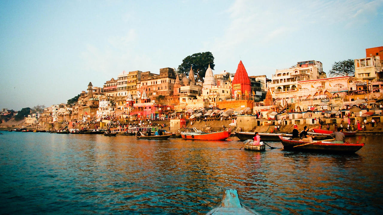 గంగా నది తన జన్మస్థలమైన గంగోత్రి హిమానీనదం నుంచి బంగాళాఖాతం వరకు 2,252 కిలోమీటర్ల దూరం ప్రయాణిస్తుంది. గంగా నది సెకనుకు సగటున 12,000 నుండి 16,000 క్యూబిక్ మీటర్ల నీటిని తనతో పాటు బంగాళాఖాతం వైపుగా తీసుకువెళుతుంది. భారతదేశంలో సింధు నది 710 కిలోమీటర్ల దూరంలో మాత్రమే ఉన్నందున గంగా నది సింధు కంటే పెద్దదిగా పరిగణించడం జరిగింది.