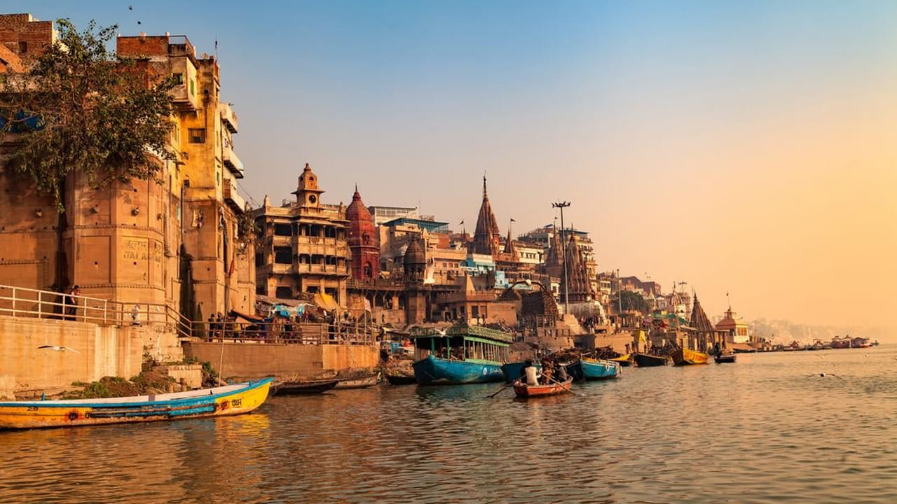 గంగానది భారతదేశంలోని ఉత్తరాఖండ్ పర్వతాల నుంచి ఉద్భవించి ఉత్తరప్రదేశ్, బీహార్, పశ్చిమ బెంగాల్ మైదానాల గుండా ప్రవహిస్తుంది. తర్వాత అది బంగ్లాదేశ్లోకి ప్రవేశిస్తుంది. అక్కడ దీనిని పద్మ అని పిలుస్తారు. దీని బేసిన్ ప్రాంతం దాదాపు 1.09 మిలియన్ చదరపు కిలోమీటర్లు.