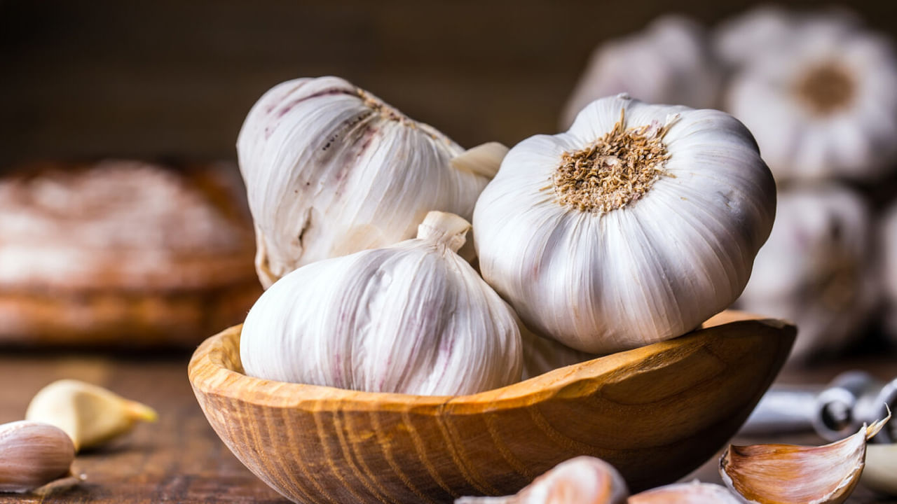 వెల్లుల్లి రెబ్బలు తినడం ద్వారా చెడు కొలెస్ట్రాల్ కరిగిపోతుంది. దీంతో ఆరోగ్యంగా ఉండవచ్చు. రక్త ప్రసరణ మెరుగ్గా జరుగుతుంది. రక్తపోటు హైబీపీ సమస్యతో బాధపడేవారు ప్రతిరోజూ ఉదయం రెండు వెల్లుల్లి రెబ్బలు నమలడం మంచిది. తద్వారా రక్తపోటు అదుపులో ఉంటుంది.