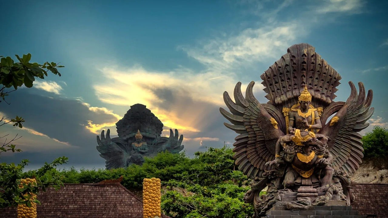 అంతే కాకుండా కొంత మంది వృద్ధులను, చిన్న పిల్లలను, హింసిస్తారు. అంతే కాకుండా కొందరు ఉపాధ్యాయులను, సాధువులను అవమానించడం, తల్లిదండ్రులను,  మత నాయకులను అగౌరవపరచడం వంటివి చేసే వారు కూడా అకాల మరణానికి గురి అవుతారంట. వారు చేసే కర్మలను బట్టి వారి జీవిత కాలం అనేది ఆధారపడి ఉంటుంది. దాని ఫలితంగా వారికి మరణం సంభవిస్తుందని చెబుతుంది గరుడ పురాణం.