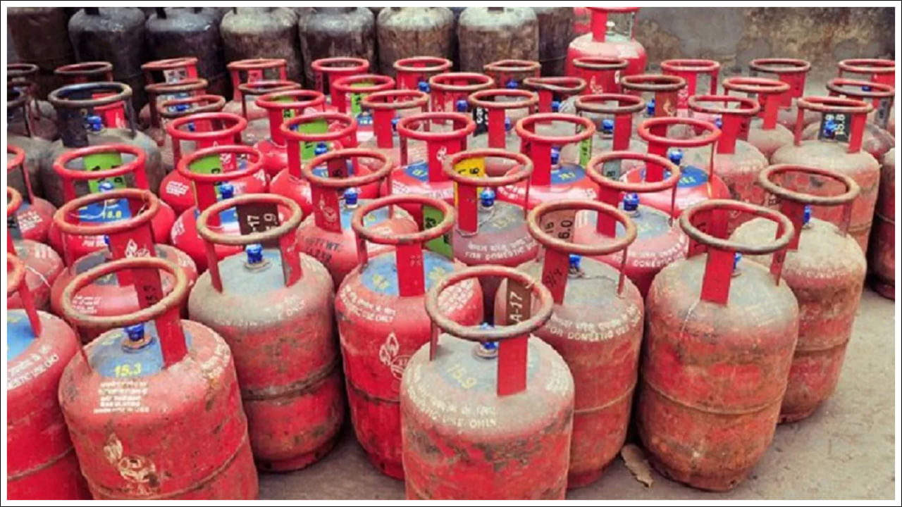 గ్యాస్ సిలిండర్ ధర: చమురు కంపెనీలు ధరలను సవరిస్తున్నందున ప్రతి నెల ప్రారంభంలో గ్యాస్ సిలిండర్ ధరలు మారుతూ ఉంటాయి. ఈ విషయంలో జూలై 2025 లో కూడా గ్యాస్ సిలిండర్ ధరలు మారుతాయని చెబుతున్నారు.