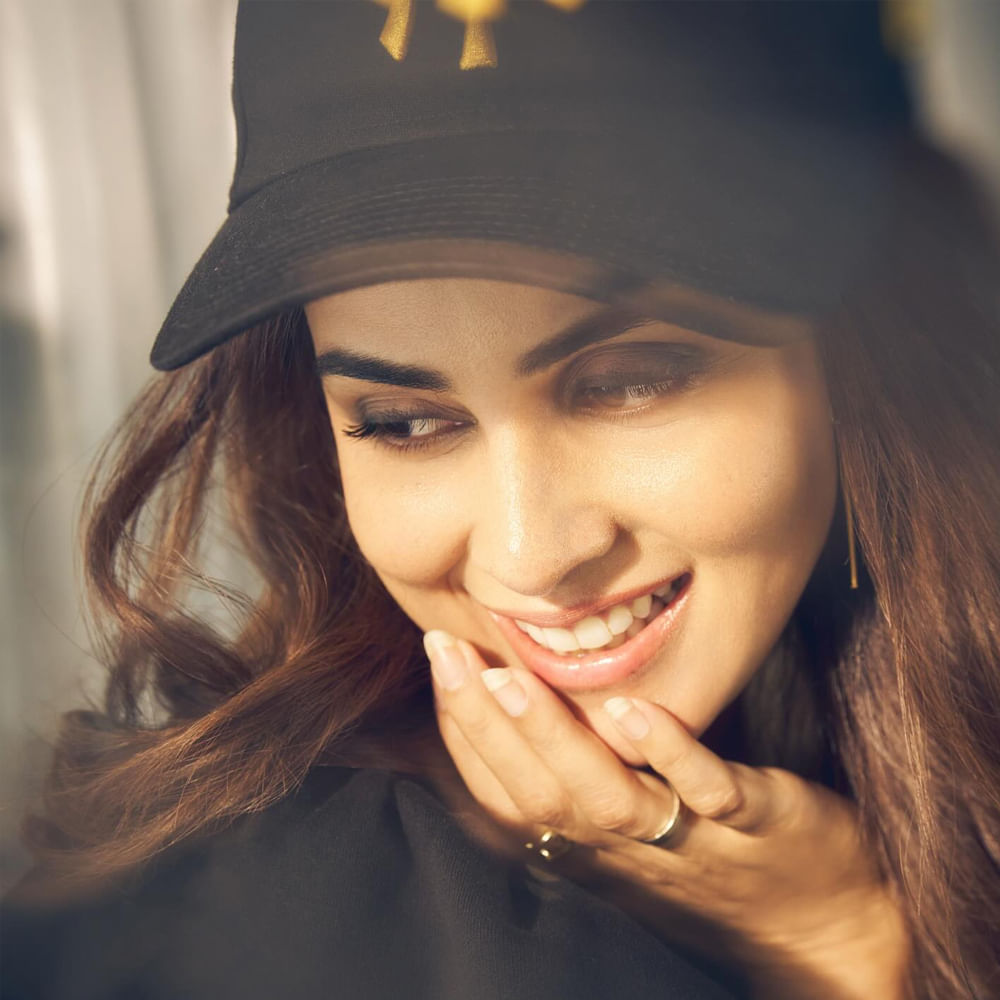 టాలీవుడ్ ఇండస్ట్రీలో ఒకప్పుడు స్టార్ హీరోయిన్లలో జెనీలియా ఒకరు. అతి తక్కువ సమయంలోనే తనకంటూ ఓ ఇమేజ్ క్రియేట్ చేసుకున్న ఈ ముద్దుగుమ్మ.. తెలుగులో బొమ్మరిల్లు, నా అల్లుడు, సాంబ, ఆరెంజ్ వంటి చిత్రాల్లో నటించి ప్రేక్షకులను అలరించింది. అందం, అభినయంతో కుర్రకారును కట్టిపడేసింది ఈ ముద్దుగుమ్మ. 