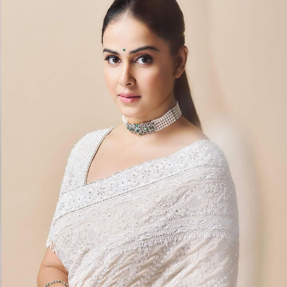 డైరెక్టర్ శంకర్ తెరకెక్కించిన బాయ్స్ సినిమాతో సినీరంగంలోకి తెరంగేట్రం చేసింది. ఈ సినిమా తర్వాత తెలుగుతోపాటు హిందీ, తమిళం భాషలలో వరుస ఆఫర్స్ అందుకుంది. అందం.. అద్భుతమైన యాక్టింగ్.. అమాయకత్వంతో ప్రేక్షకులను కట్టిపడేసింది. అందుకే ఇప్పటికీ ఆమెను హాసినీ అని ముద్దుగా పిలుచుకుంటారు ఫ్యాన్స్. 