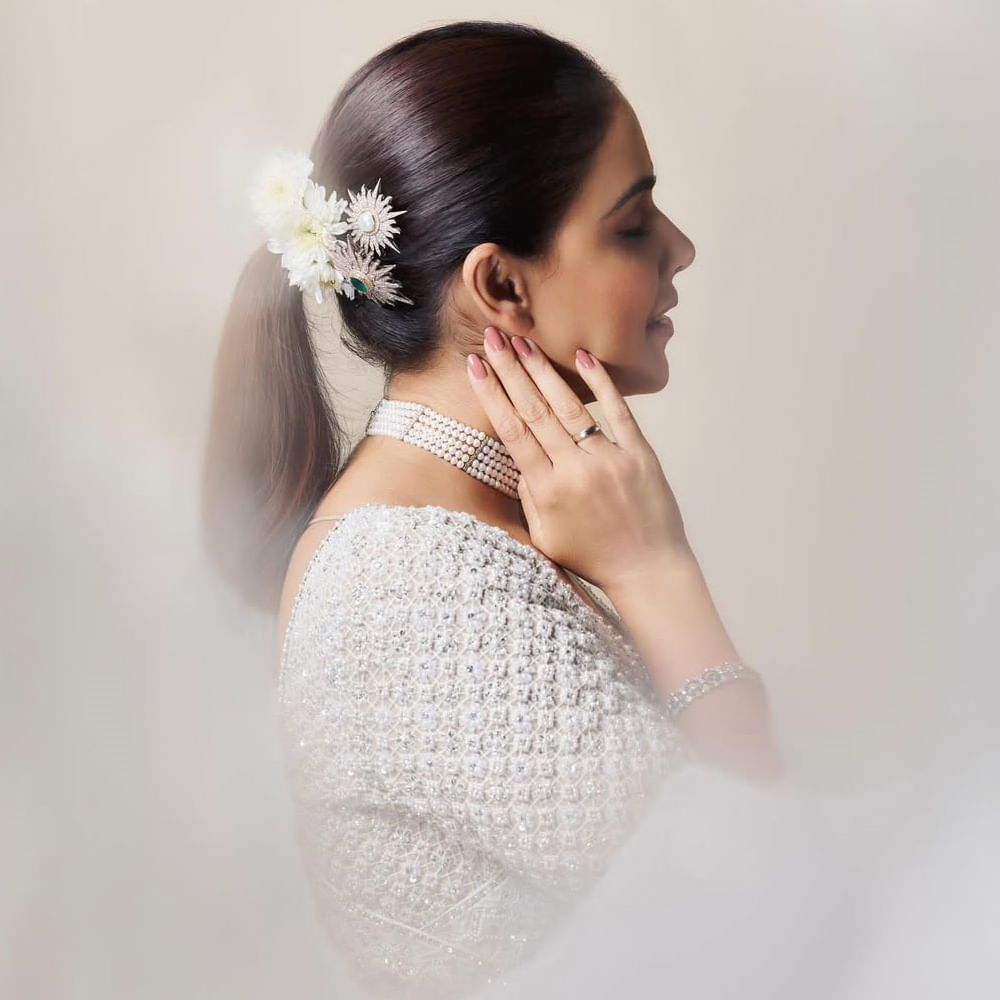 క్రేజీ ఫోటోషూట్లతోపాటు తన ఫ్యామిలీకి సంబంధించిన ఫోటోస్ సైతం పంచుకుంటుంది. చాలా సంవత్సరాలుగా సినిమాలకు దూరంగా ఉన్న జెనీలియా.. ఇప్పుడిప్పుడే సినీరంగంలోకి రీఎంట్రీ ఇచ్చింది. తాజాగా అమీర్ ఖాన్ సరసన సితారే జమిన్ పర్ సినిమాలో నటించింది. ప్రస్తుతం జెనీలియా వయసు 37 సంవత్సరాలు. 