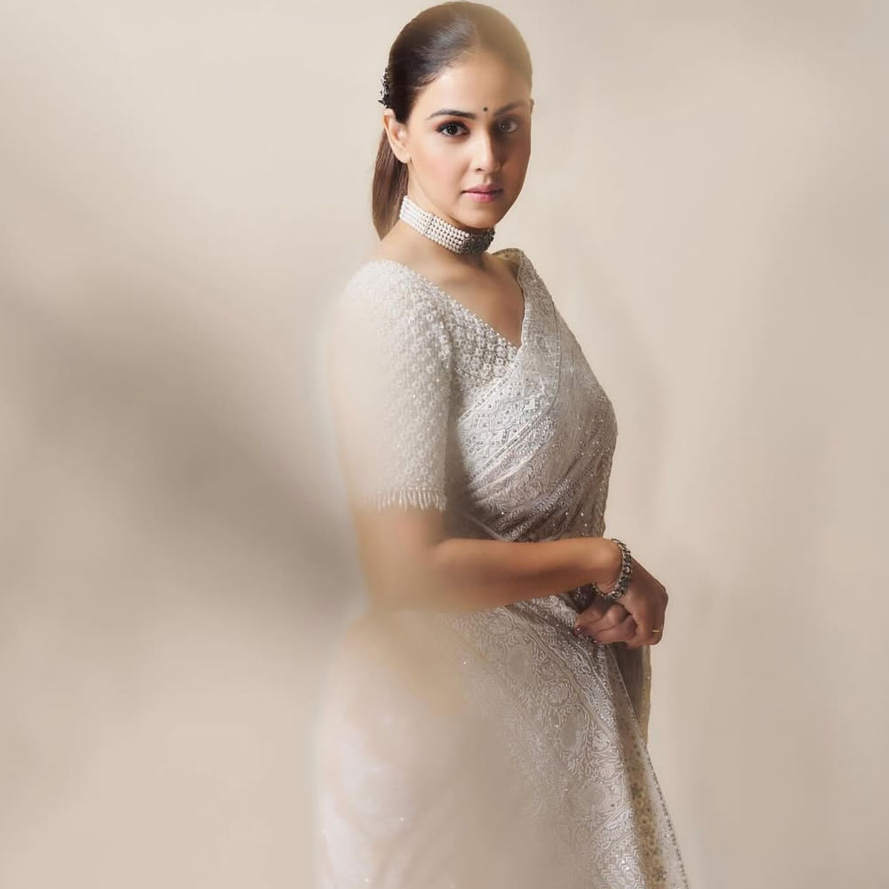 ఇప్పటికీ ఏమాత్రం తరగని అందంతో నెటిజన్లను ఆశ్చర్యపరుస్తుంది. ఇటీవల జెనీలియా డైట్ సీక్రెట్ సైతం రివీల్ చేసిన సంగతి తెలిసిందే. నాన్ వెజ్ పూర్తిగా మానేసి.. కేవలం మొక్కల ఆధారిత ఫుడ్ మాత్రమే తీసుకుంటుందట. అలాగే పాల ఉత్పత్తులకు దూరంగా ఉన్నట్లు చెప్పుకొచ్చింది. పోషకాలు అధికంగా ఉండే ఆహారం తీసుకుంటుందట. 