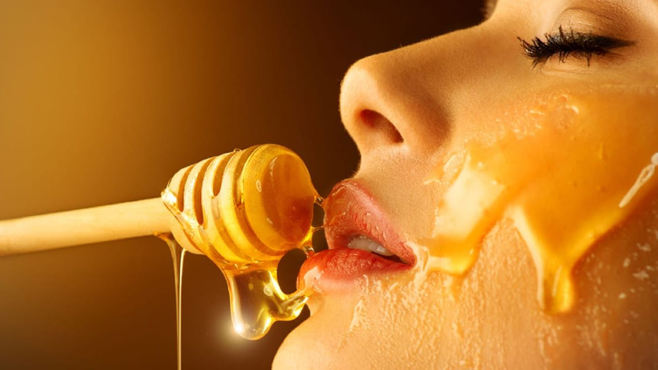 ముఖం మీద మొటిమలు, నల్లటి వలయాలు ఉంటే.. ప్రతిరోజూ నెయ్యితో మీ ముఖాన్ని మసాజ్ చేయడం ప్రారంభించండి. నెయ్యి ఒక సహజ యాంటీఆక్సిడెంట్, ఇది చర్మ సమస్యలను మూలం నుండి తొలగిస్తుంది. కళ్ళ కింద నల్లటి వలయాలు, నల్లటి మచ్చలను తగ్గించడంలో సహాయపడుతుంది. నెయ్యితో తయారు చేసుకునే ఈ ఫేస్ ప్యాక్‌ను వారానికి రెండుసార్లు ఉపయోగించవచ్చు. ఈ ఫేస్ ప్యాక్ ను మీ ముఖం మీద ఉపయోగించేటప్పుడు కొన్ని జాగ్రత్తలు తీసుకోవాలి. ప్రధానంగా ఈ సమయంలో మీ కళ్ల ప్రాంతంలో ప్రత్యేక శ్రద్ధ వహించాలి.