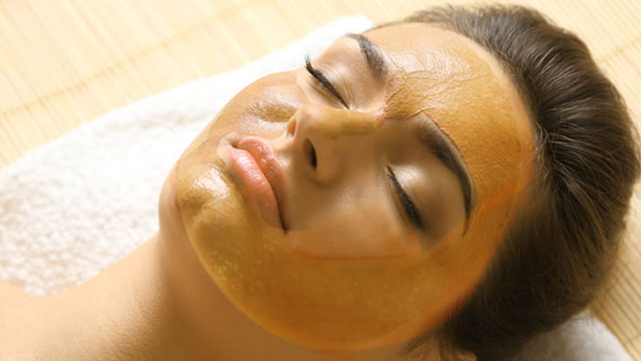 ముఖంలో ట్యాన్‌ పూర్తిగా తొలగించి మెరిసే చర్మాన్ని పొందడానికి, నెయ్యి, పసుపు కలిపి ఫేస్‌ ప్యాక్‌ తయారు చేసుకోవచ్చు. నెయ్యి, పసుపు కలిపిన మిశ్రమాన్ని ముఖానికి చక్కటి ప్యాక్‌లా అప్లై చేసుకోవాలి. దాదాపు 15 నిమిషాల పాటు పూర్తిగా ఆరనివ్వండి. తర్వాత చల్లటి నీటితో ముఖాన్ని కడగాలి.